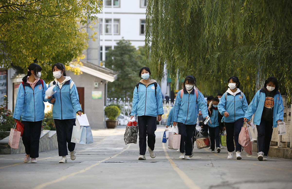 2021年11月10日,在甘肃省陇南市武都区东江初中,学生们凭行程码和健康