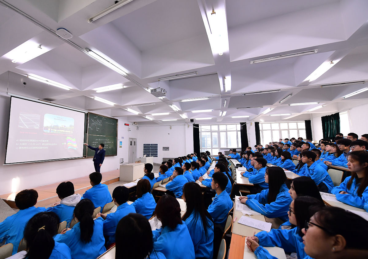 求就物联网工程这个专业帮我写一个大学四年老师与学生的交流记录每个学期两篇共16篇每篇以师生对话形式展现内容不限。
