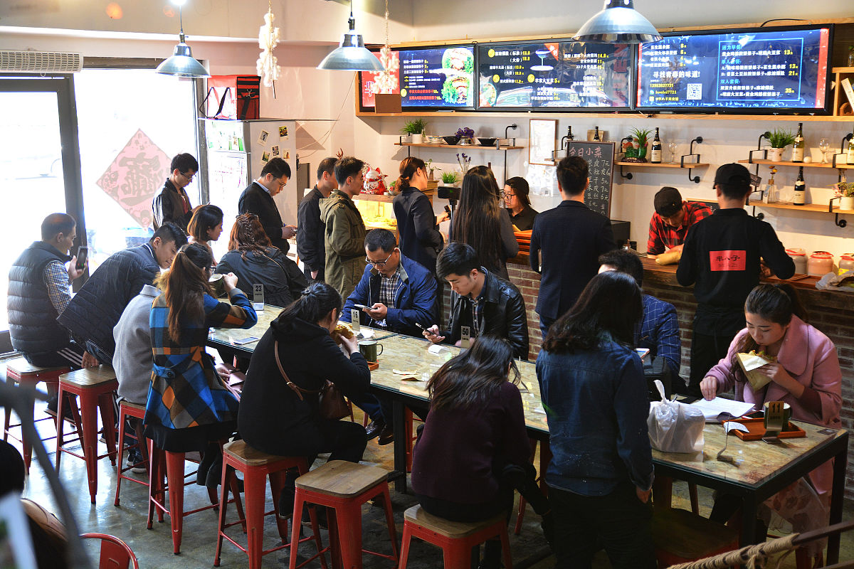 开螺蛳粉店选址攻略：人流量、竞争对手、交通便利程度全方位分析