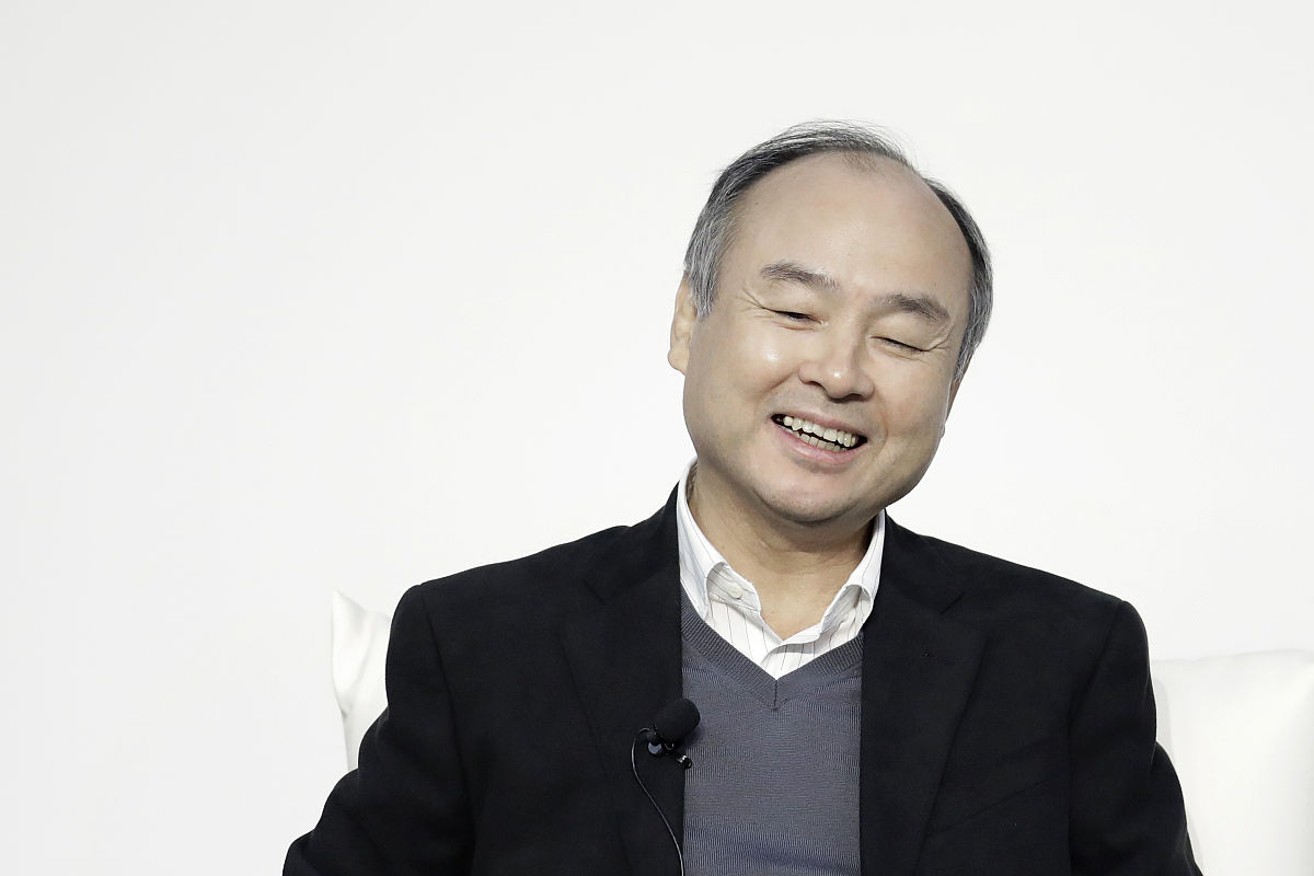 当地时间2019年12月6日,日本东京,阿里巴巴集团创始人马云和软银集团c