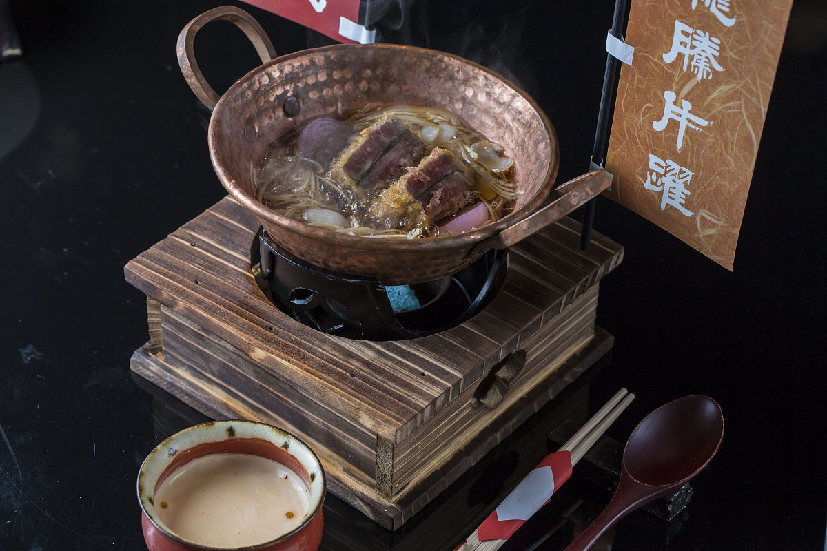 日本料理要求色自然,味鲜美,形多样,器精良,食材呼应季节,是用五感来