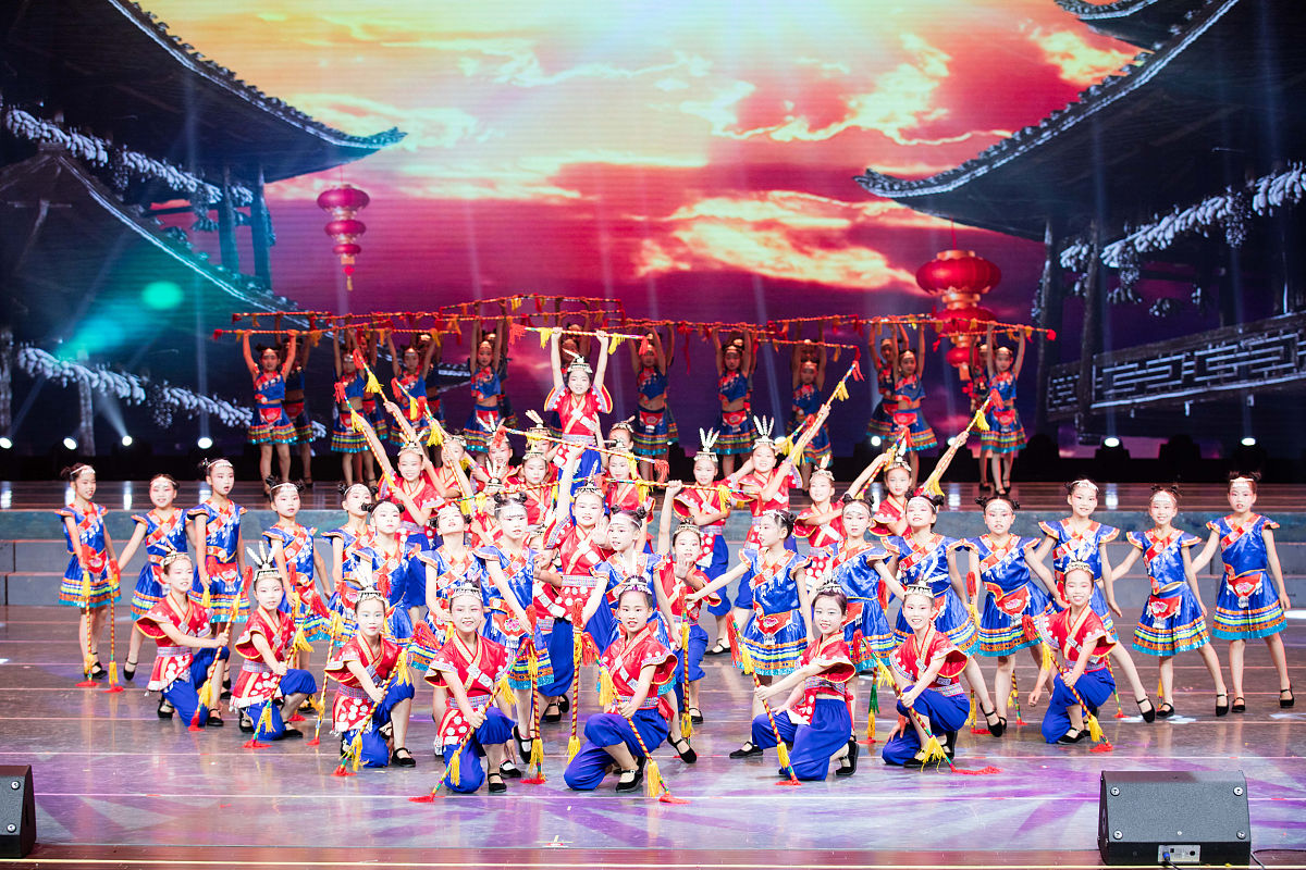 重庆市酉阳县职业教育中心土家原创舞蹈《栽秧情》进京展演喜获金奖