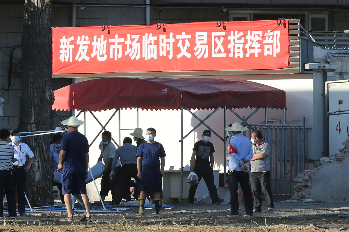 用具体的案例和数据分析西安市西咸新区流动摊贩综合治理存在治理模式与手段单一问题写成一段话格式不少于1000字。