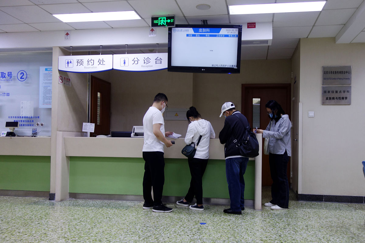 2020年5月15日,北京大学人民医院西直门院区内,患者和家属有序就诊.