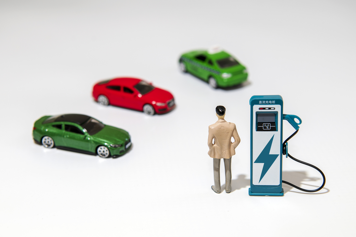 做一份关于比亚迪新能源汽车的推广文案最后加上人们买车最想了解的20个问题