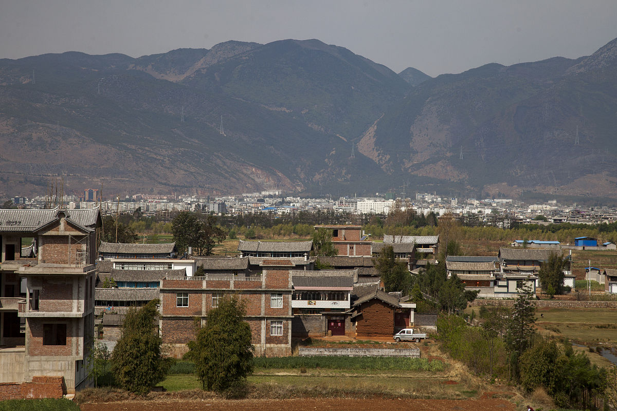 2018年4月4日,云南大理至丽江铁路线上丽江区域路旁景象.