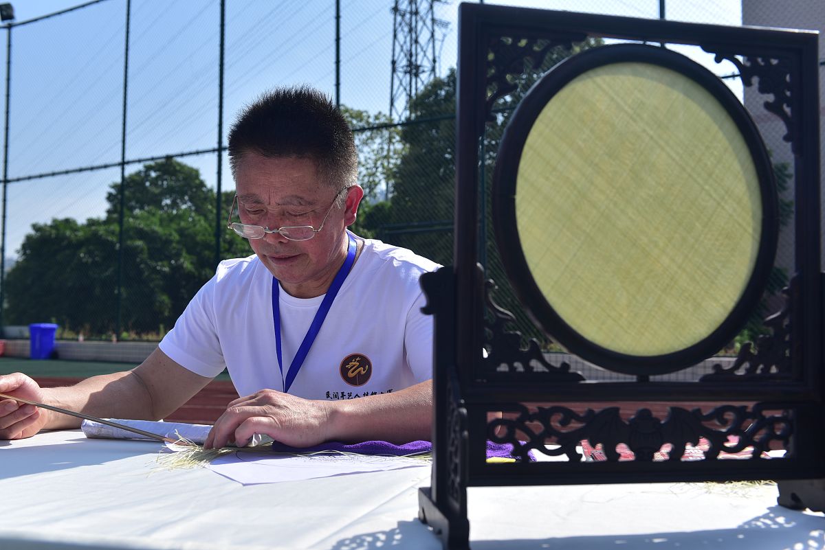 2020年5月18日,四川内江,参赛选手正在民间手艺人技能大赛中制作竹编