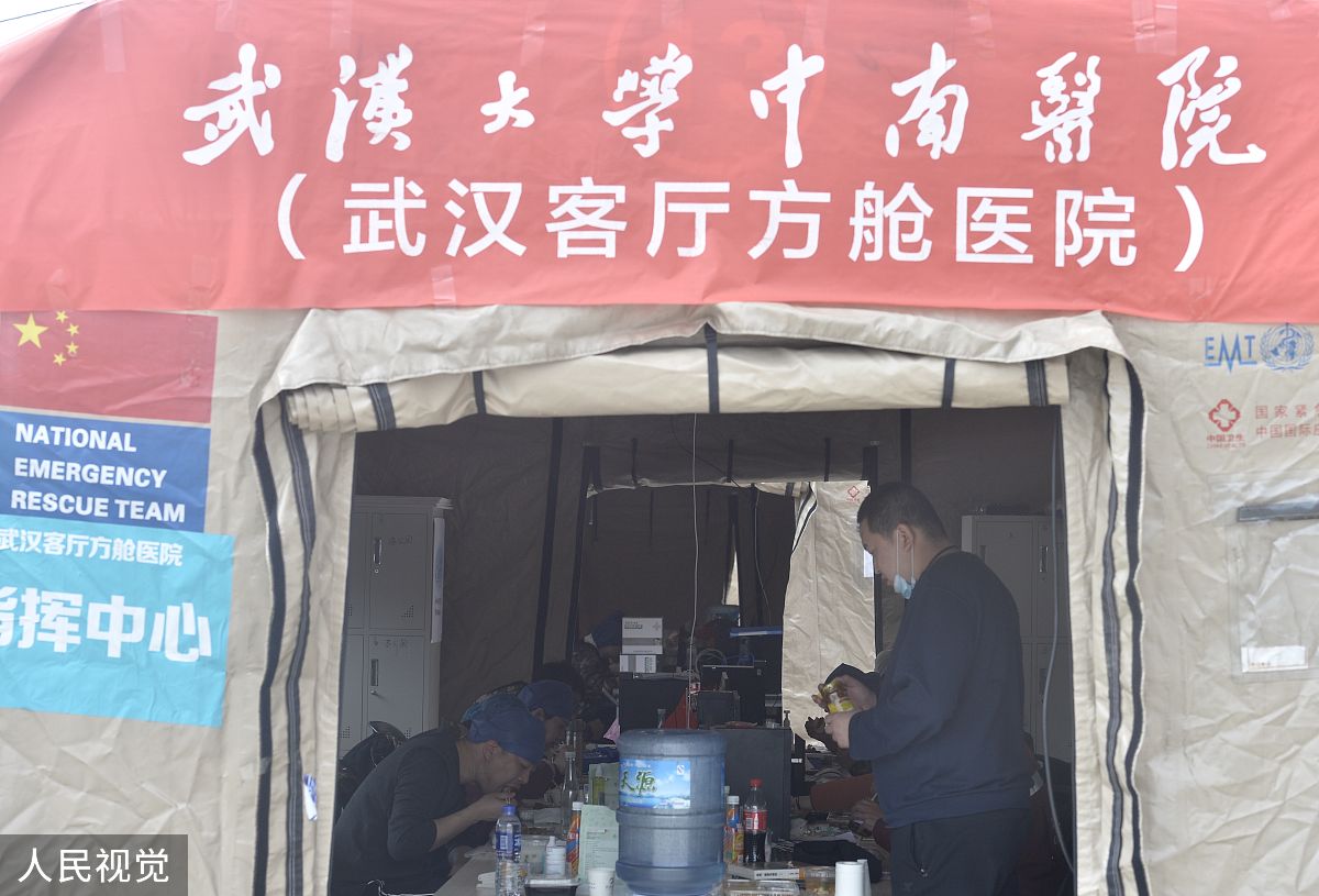 2020年3月8日,武汉最大方舱医院今起休舱.总计收治1800名患者,舱内患