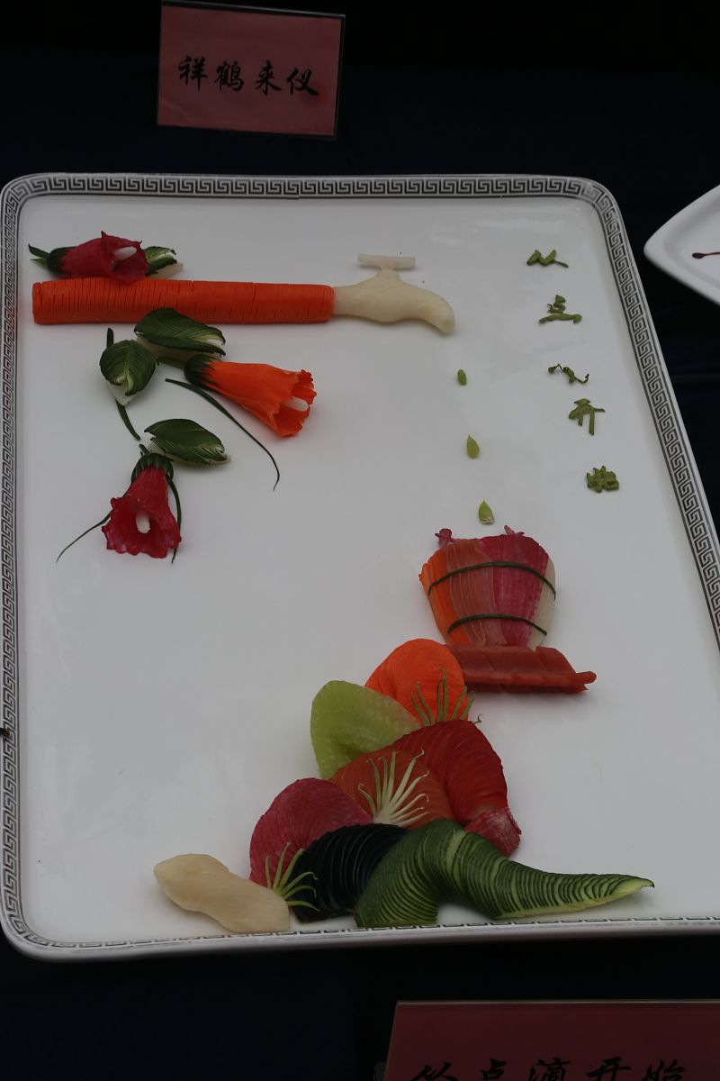 石家庄饮食集团公司技工学校果蔬雕刻艺术专业怎么样？前景广阔，就业机会多！