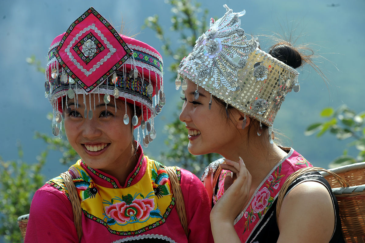 2013年8月8日,云阳龙缸,两土家姑娘站在在说悄悄话.