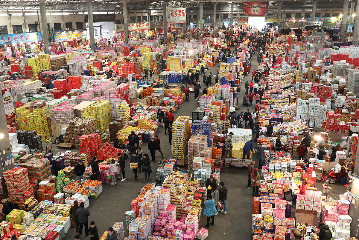2019年1月28日,浙江义乌,市民在果品市场采购水果.
