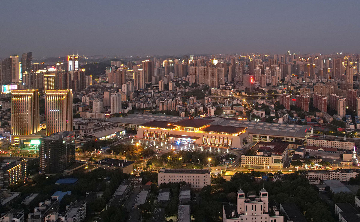 2021年6月5日傍晚,晚霞里的江城武汉华灯初上,风光迤逦.