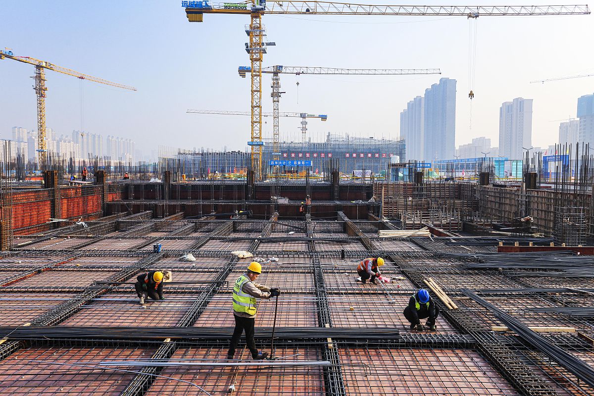 2022年1月1日,山西运城建工集团的工人正在会展中心重点工程建设工地