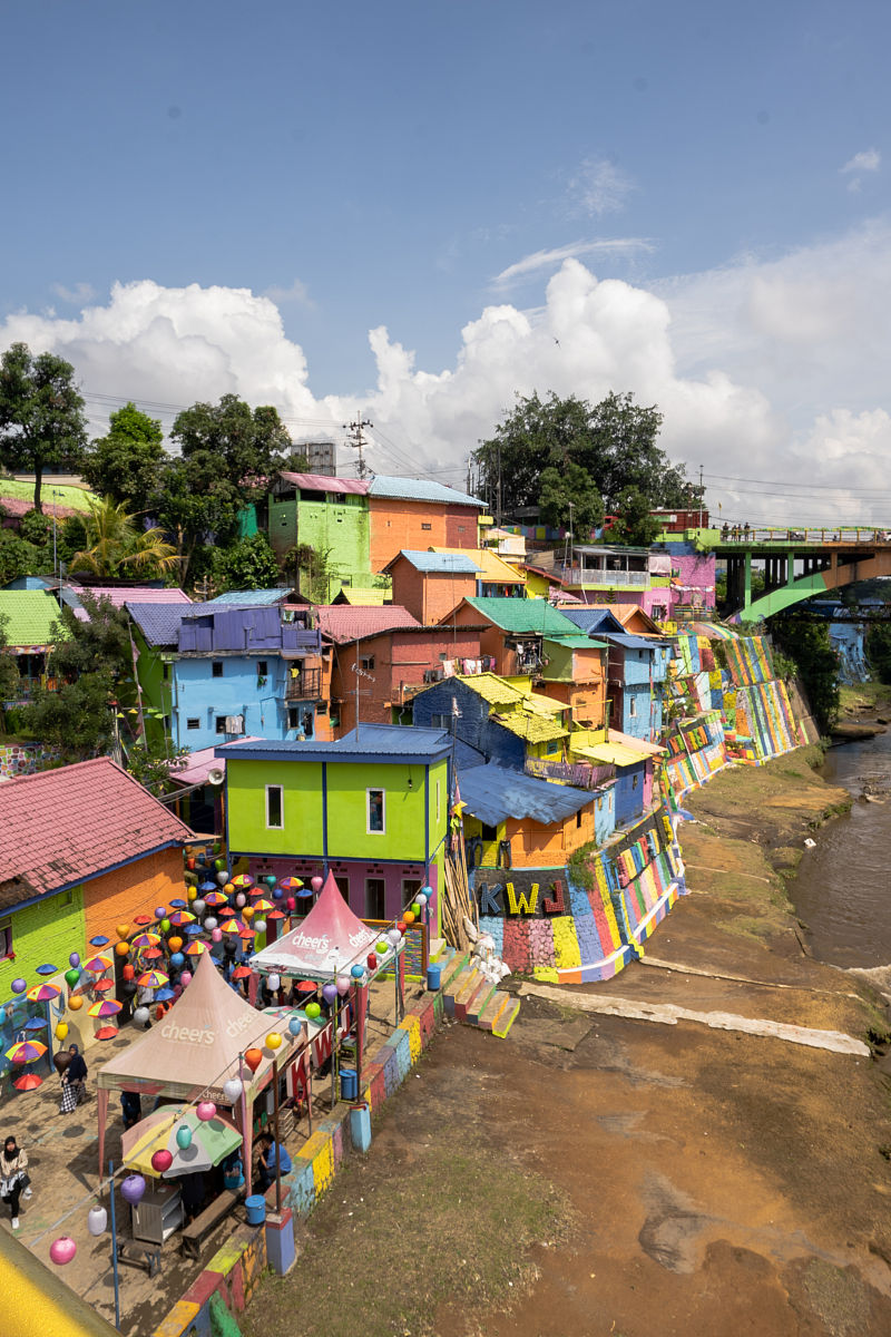 写一份关于大学生旅游消费行为调查研究的论文