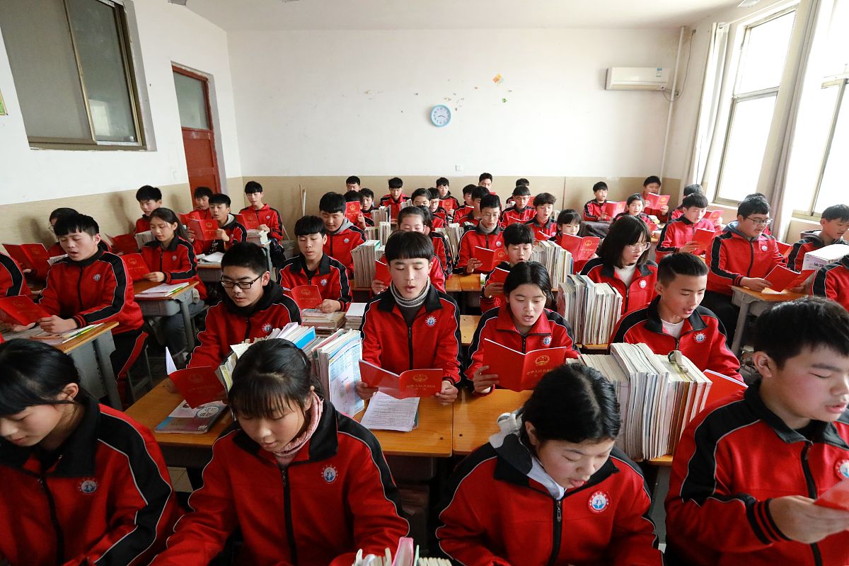 2020年12月2日,山东省菏泽曹县公安局邵庄派出所民警走进辖区东杰学校