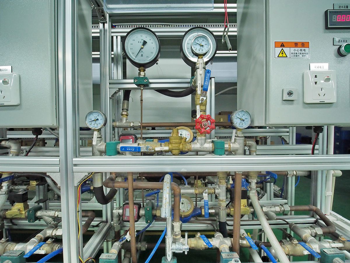 真空冷却技术和自动温湿度控制技术等先进技术通过合资、兼并重组有机整合现有资源建设国家和地区大型低温物流中心。还需要建立供应链信息系统实现客户到上游企业的信息共享和数据快速传递上游企业通过订单管理系统、ERP系统、信息平台的对接接收商品需求信息。降重但不要改变语义字数不要减少