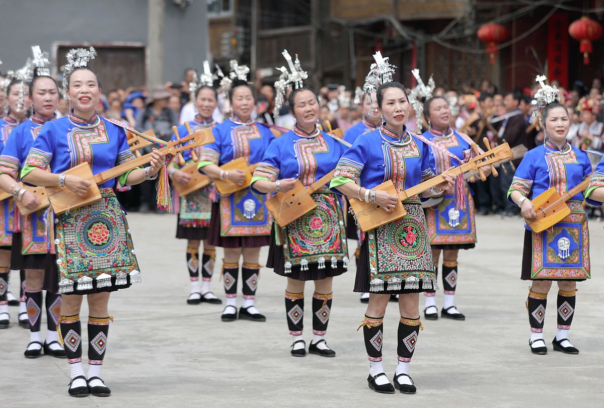 2021年5月2日,广西柳州,在三江侗族自治县林溪镇高友村,人们在弹唱侗