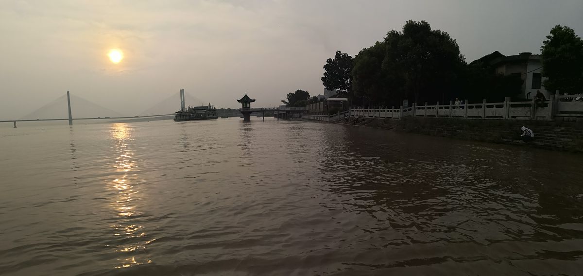 2020年7月20日,湖北荆州,沙市水文站汛情.