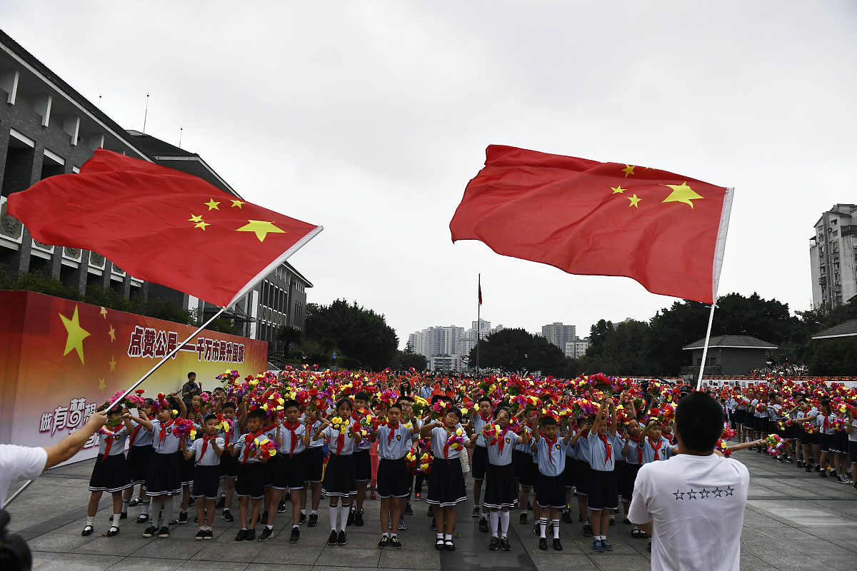艺术设计学院首场周一升旗仪式，激昂青春，共赴梦想！