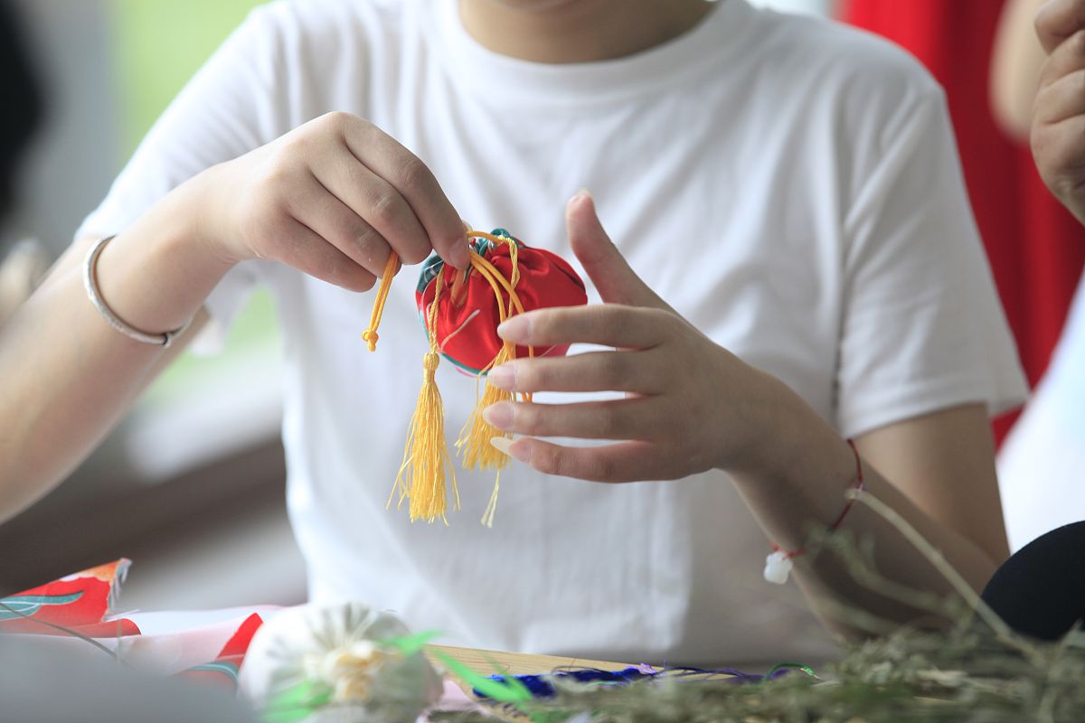 廉洁过端午的七言绝句