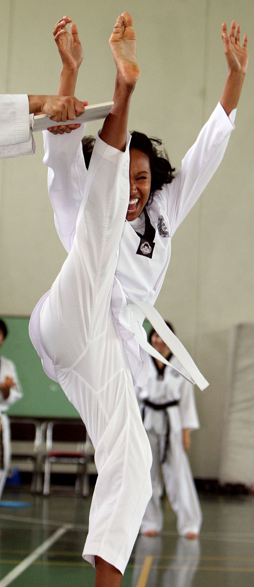 2009年7月15日,韩国首尔,一群外国女学生在接受跆拳道训练.这是首尔女