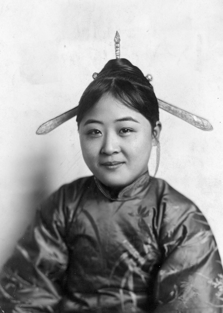 1920年富裕女地主照片：自信、独立与时代印记