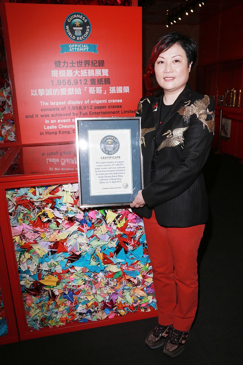 2013年4月17日,香港,粉丝为纪念张国荣合力折纸鹤破吉尼斯世界大全纪