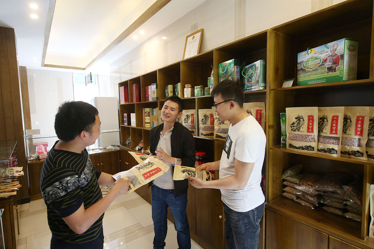 你现在要写论文《齐峰果业公司眉县猕猴桃产品营销策略优化研究》对齐峰果业网络营销策略优化措施保障的614重视员工学习和培训结合实际情况进行写作保证内容的创新性与合理性不要乱写：