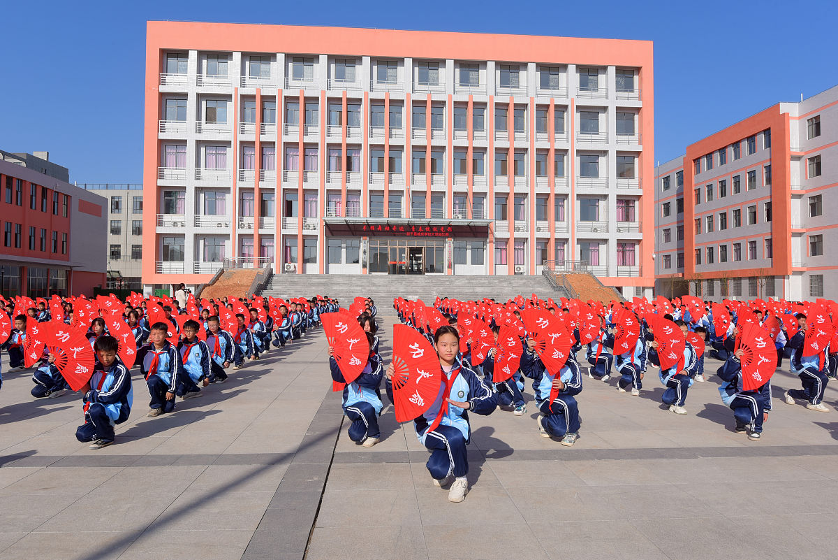 2021年12月2日,江西省吉安市新干县城东学校学生正在进行太极扇大课间
