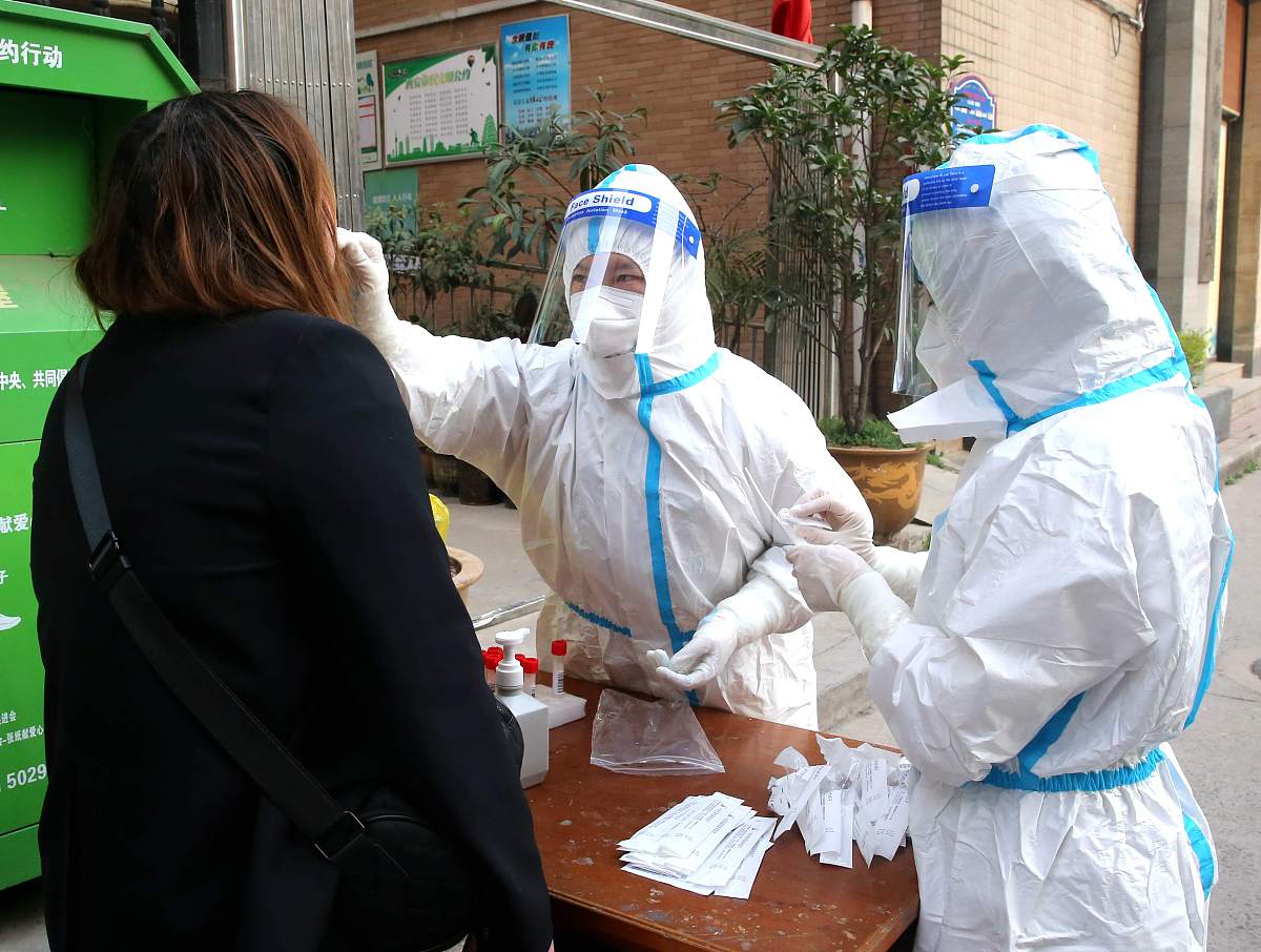 提出关于疾病挑战的一个具体问题。并运用大学微生物知识阐述解决方法