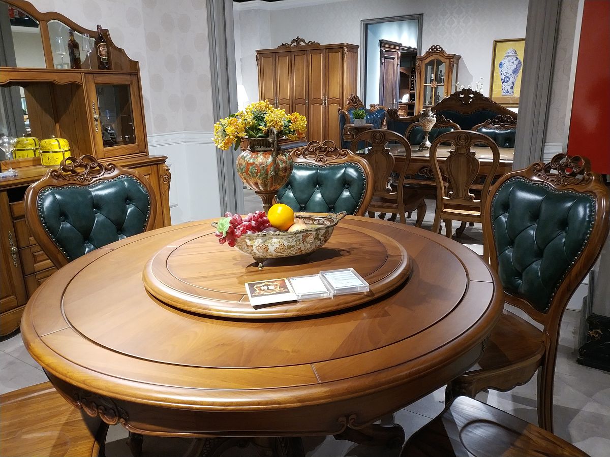 2020年5月25日,上海,公开展示的中低档家居陈列样品.