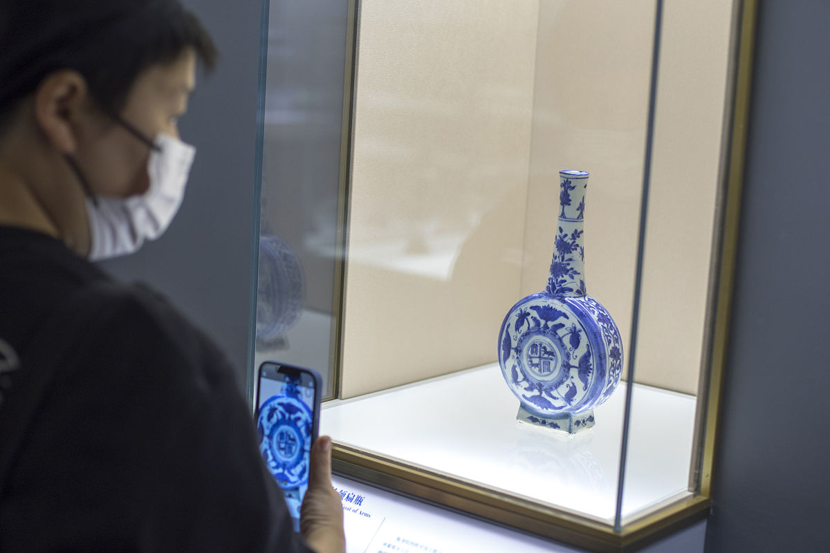 2021年11月3日,上海博物馆"东西汇融——中欧陶瓷与文化交流特展"开展