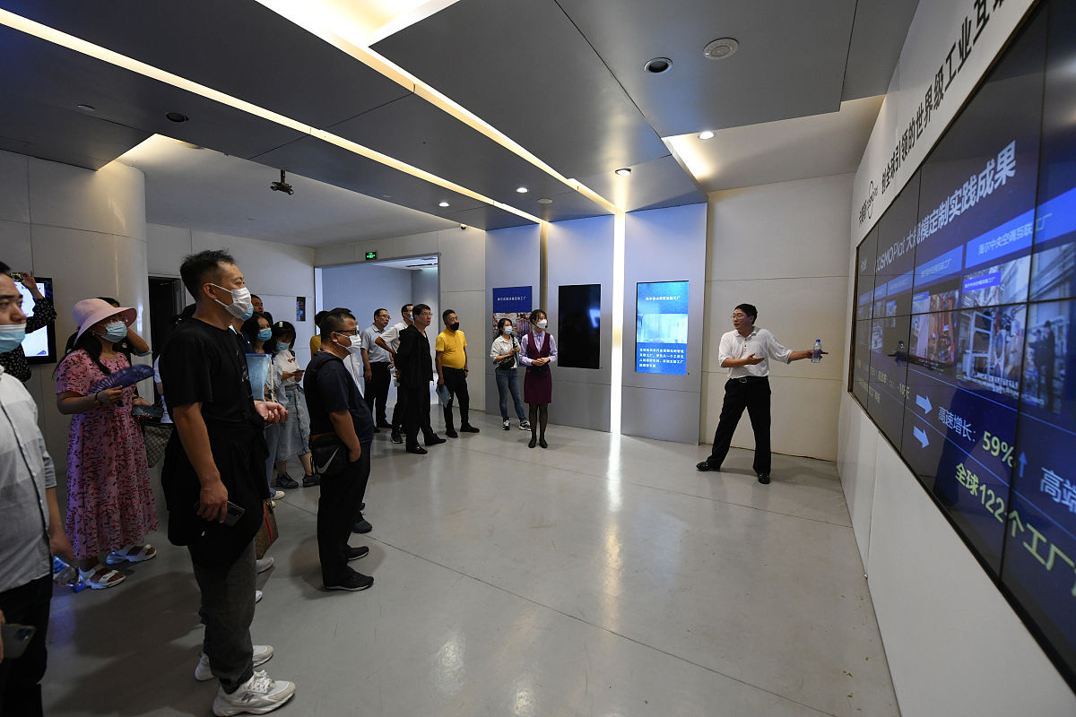 写一篇周志内容去了海尔博物馆大家都去了拍了相关照片了解了相关的文化之类的本周末我们一行人前往了海尔博物馆这是一次非常有趣的文化之旅。在博物馆里我们看到了许多有趣的展品包括海尔公司的历史和发展以及海尔电器的各种产品。尤其是看到了海尔公司的发展史让我们更加了解了这个世界知名的企业是如何从一个小作坊发展成为全球领先的电器企业的。除了展品外我们还看到了海尔公司的创始人张瑞敏先生的雕像这让我们更加深入地了解