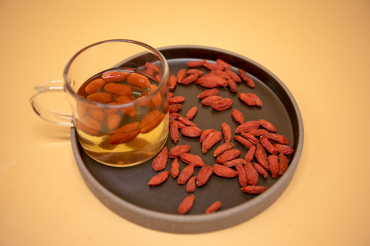 一斤酒放多少枸杞合适，