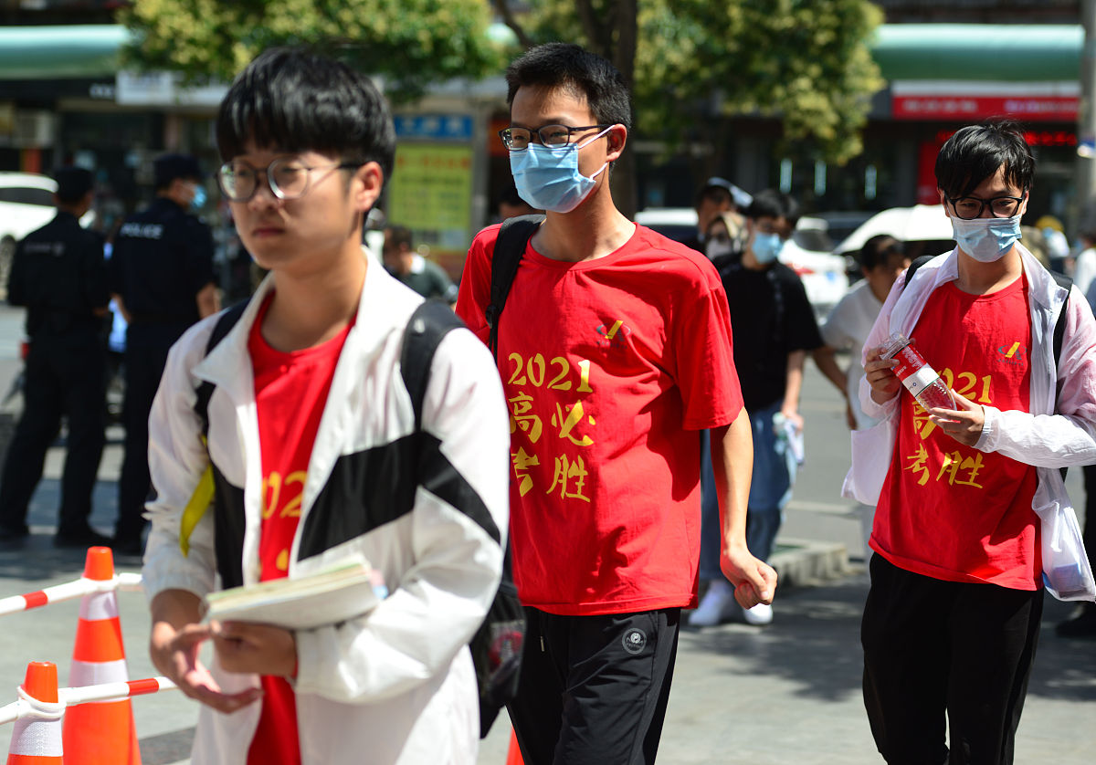 今天杭州第19届亚运会火炬传递来到温州站。我们单位温州市疾病预防控制中心的党委书记曾士典参与了火炬传递这是件非常荣耀的事情。请帮我写一篇稿子