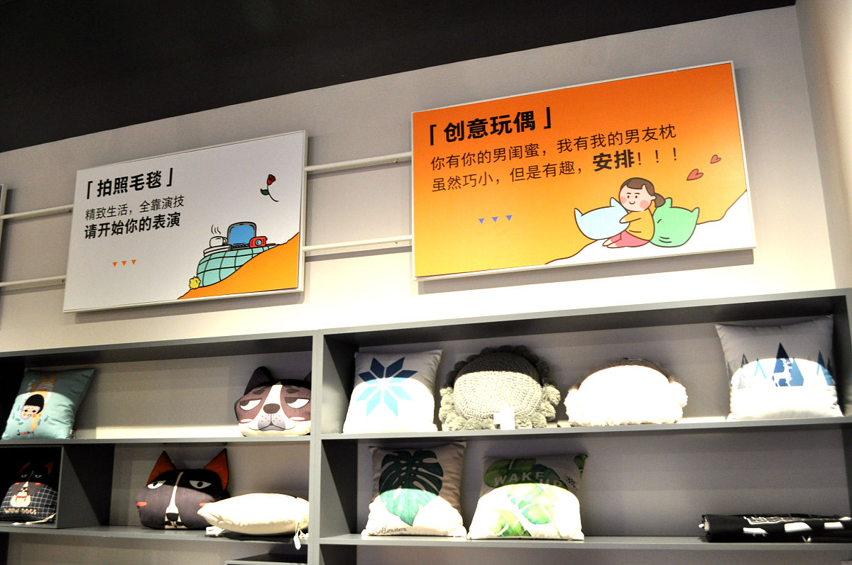 2019年1月13日,上海,顾客在天猫智慧门店挑选商品,休闲,拍照.店内随处