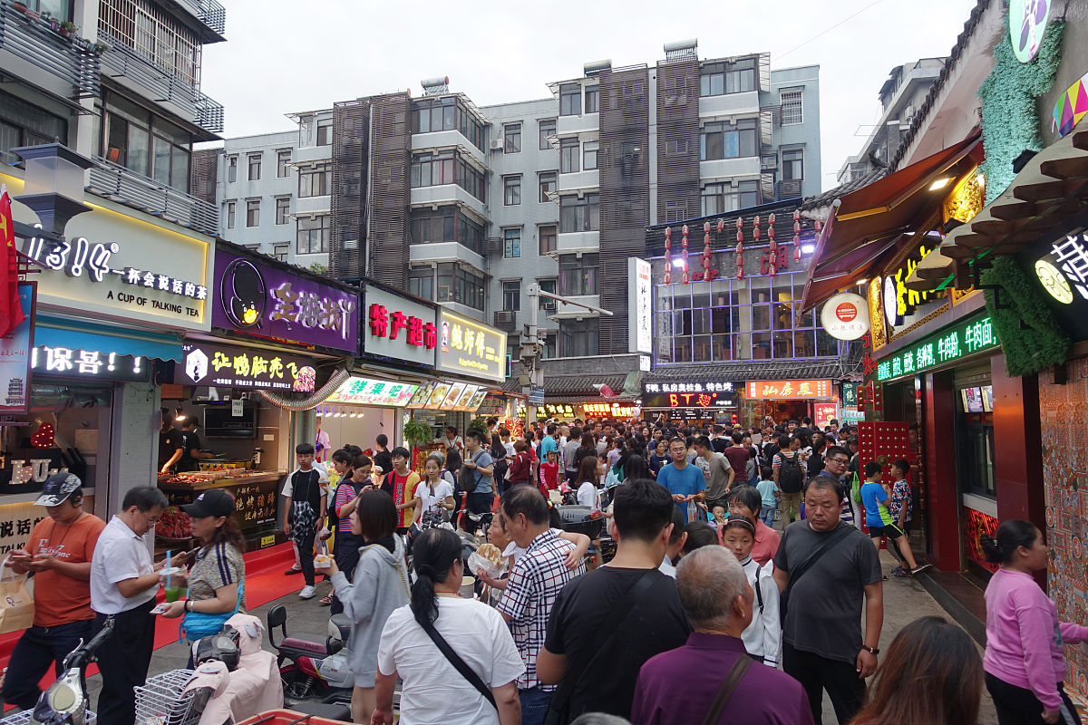 武汉江汉路步行街打卡体验：热闹非凡，美食购物天堂！