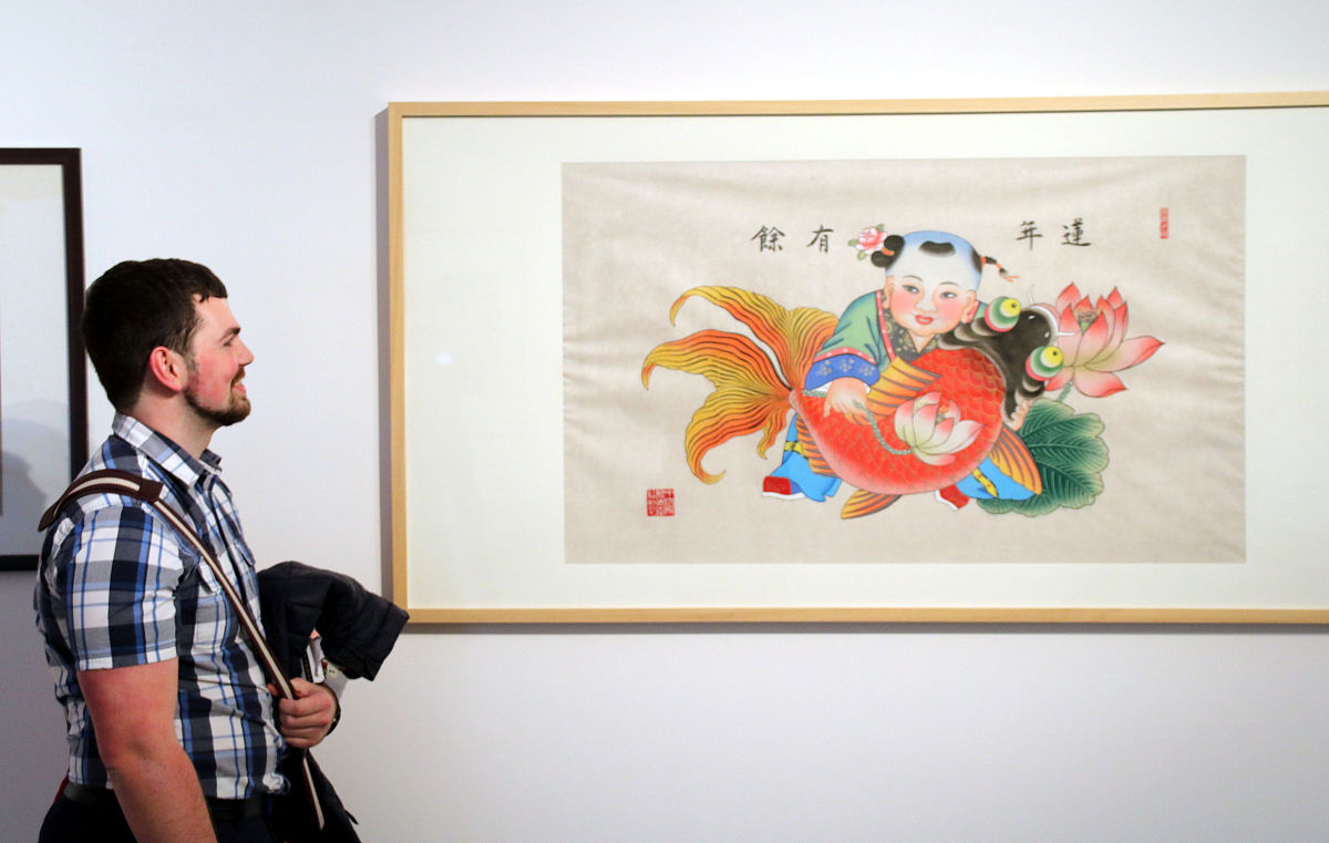 2019年1月15日,观众在江苏苏州美术馆古版年画特展上参观.