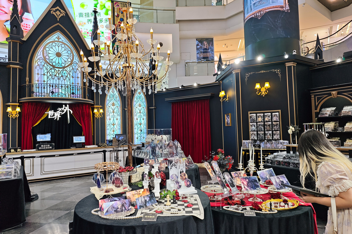 据 8 月 29 日报道香奈儿正在布鲁克林威廉斯堡布局开设一家餐厅。CHANEL 的 Lucky Chance 晚宴于 9 月 8 日至 9 月 10 日期间开放对于纽约时装周的参观者来说是完美的时机免费向公众开放而且实际上是可以用餐的。展位更适合体验最新的香水。但据该品牌称这家快闪餐厅的室外花园将提供免费饮料和茶点。也许不像小餐馆提供的饭菜那么丰盛但也会有一些小餐馆式的小吃。根据以上内容编写时尚