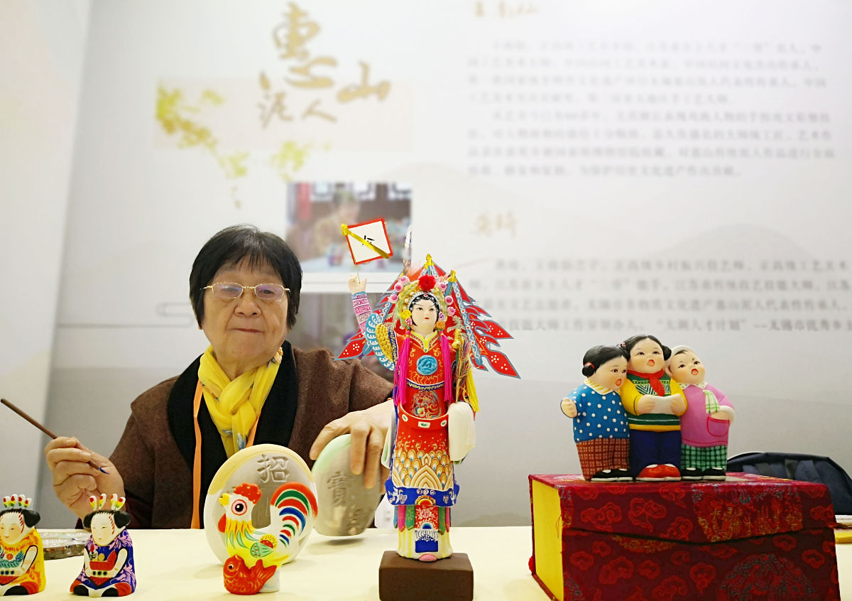 2020年11月6日,南京,民间艺人在展示无锡惠山泥人制作技艺.