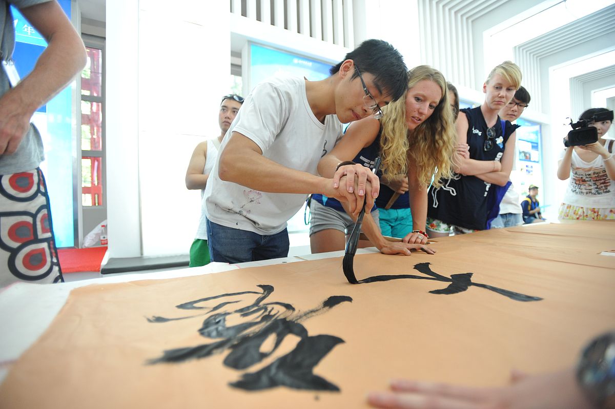 2014年7月22日,武汉,国际名校学生学书法.