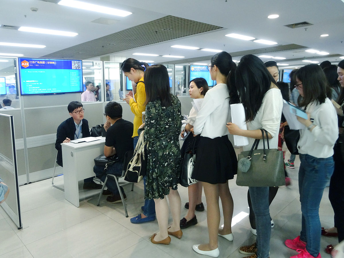 湖北省外国专家局政务服务大厅工作人员面试题解析