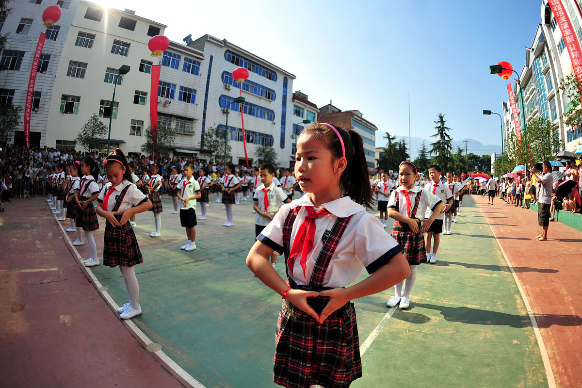 2013年8月8日,湖北宜昌市夷陵区乐天溪镇三峡移民群众子女在文化体育