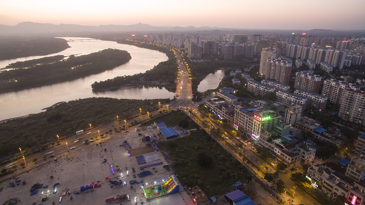 2016年2月29日,海南琼海市,夕阳下的万泉河畔华灯初上景色宜人.