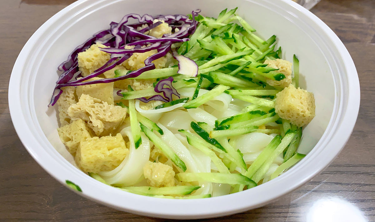 写一个凉皮制作解说文案