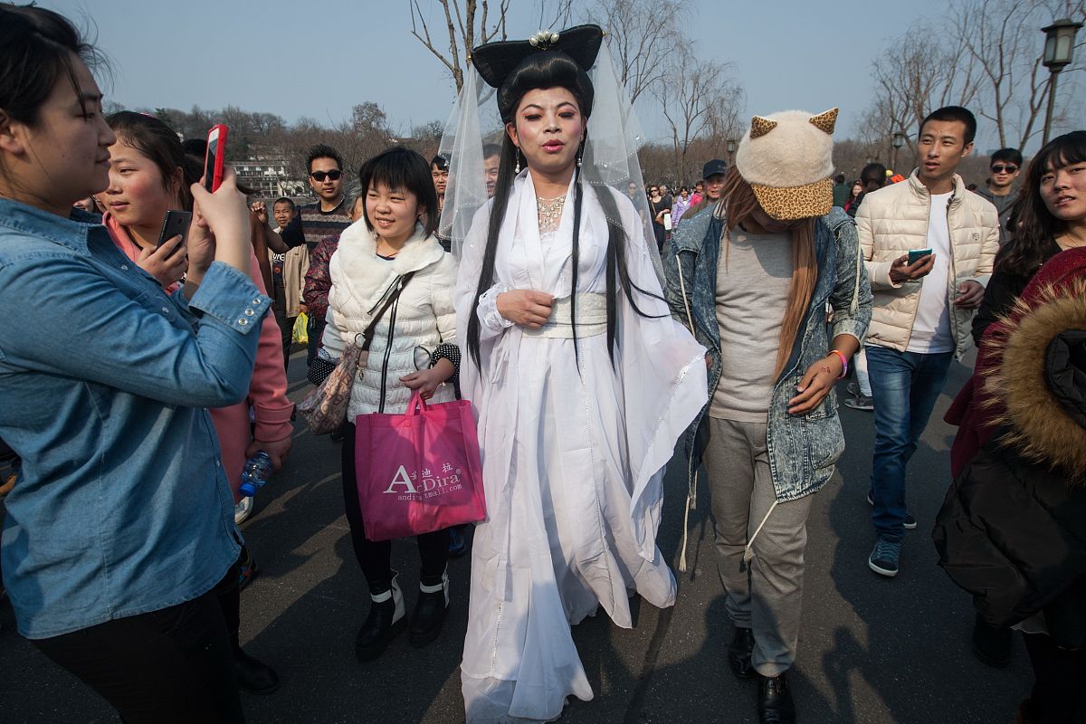 新白娘子传奇现代续写：许仙穿越与亚洲首富千金南宫雪儿的相遇