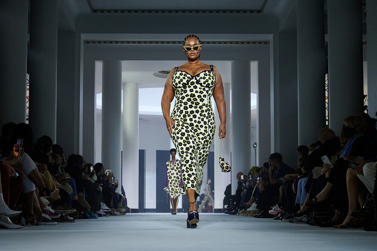 当地时间2021年10月3日,法国巴黎,2022春夏巴黎时装周:lanvin 品牌秀