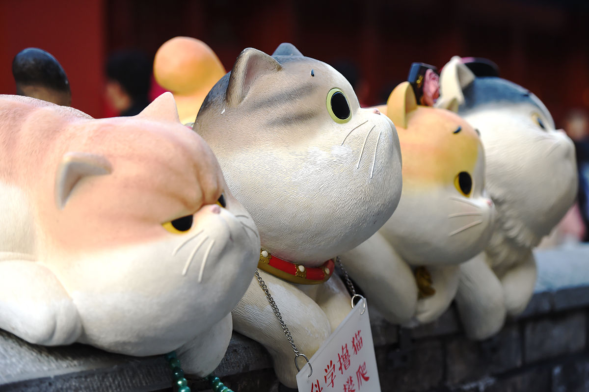 2019年10月27日,北京,故宫神武门附近的故宫淘宝体验馆门前,巨型御猫