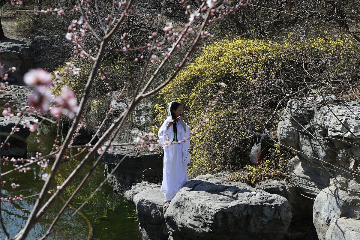 前世今生的相遇：一对男女的深情依偎