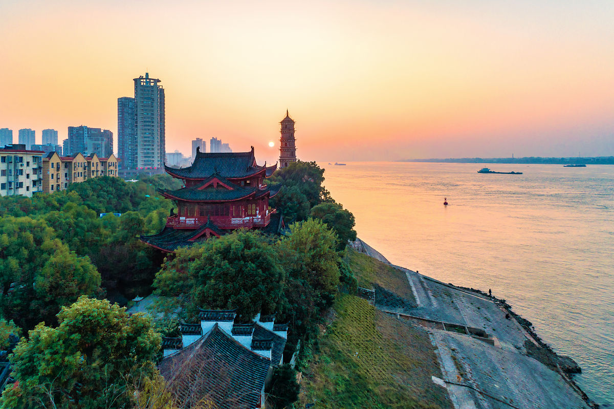 2018年11月23日,江西省九江市,锁江楼.